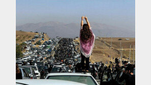 ‘히잡 의문사’ 40일 맞아 1만명 시위… 이란 경찰 발포 