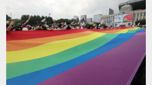 ‘무지개색 옷’ 입었다 징계받은 신학대생…法 “학교, 손해배상 해야”