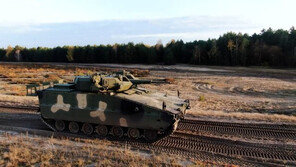 폴란드에서 질주한 ‘레드백’…“50년은 앞선 기술에 놀라”