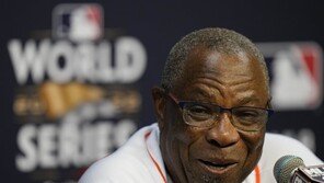 72년 만에 흑인 없는 월드시리즈…‘흑인 명장’ 베이커 “자랑스럽지 않은 일”