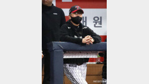 씁쓸한 퇴장 LG 류지현 감독 “꼭 이겨야 한다는 부담감이 영향”