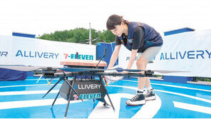 드론 배송 서비스 점포 늘리고 로봇 활용한 근거리 배달 앞둬