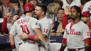 ‘PS 막차’ 필라델피아, WS 1차전서 휴스턴 제압…리얼무토 홈런
