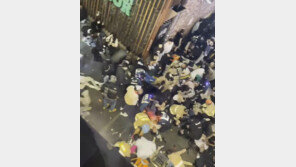 “밀어” “밀지 마”…도미노처럼 쓰러져 겹겹이 ‘아비규환’