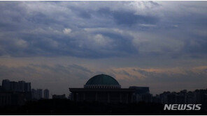 [날씨]전국 구름 많고, 일부 빗방울…‘낮 최고 21도’ 큰 일교차