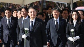 尹대통령 부부, 서울광장 합동분향소 찾아 이태원 희생자 조문