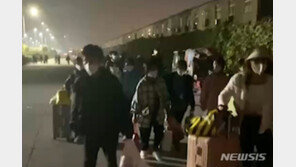 ‘코로나 봉쇄’ 정저우 폭스콘 공장서 노동자 집단탈출…주변 확산 우려