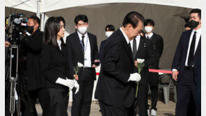 尹대통령 부부, 서울시청 ‘이태원 참사’ 희생자 합동분향소 조문
