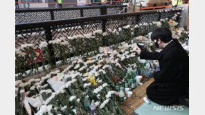 이태원 1번 출구 앞 국화·술·편지…“좋은 곳 가서 행복하길”