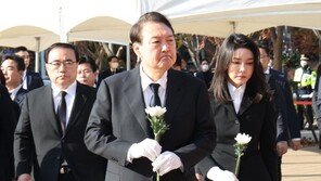 尹대통령 부부, 이태원 참사 희생자 조문…말없이 헌화·묵념만