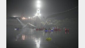 엿가락처럼 휜 다리…인도서 현수교 붕괴로 81명 사망