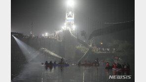 인도, 다리 무너져 130여 명 사망…“사고 하루 전 심하게 흔들려”