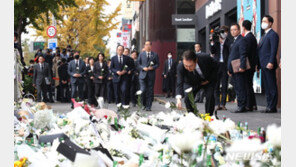 尹, 이태원 추모 공간 찾아 헌화…굳은 얼굴로 시민들 메시지 살피기도