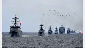 해군 ‘소양함’ 일본 도착… ‘욱일기’ 논란 극복할까