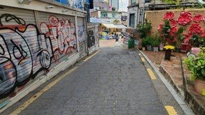 마포구, 홍대 클럽거리 경사로에 적색포장한다… “위험 인지 도와”