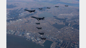 ‘죽음의 백조’ B-1B 한반도 출격…F-35A와 훈련 실시[청계천 옆 사진관]