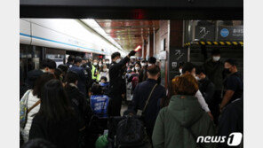 전장연 시위에 탈선 여파…서울 지하철 출근길 ‘대혼란’