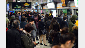 서울 지하철 인파관리 착수…교대역에 일방통행 펜스 설치