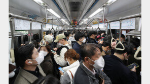 “출근길 지하철 압사 공포” 전장연 시위-탈선 여파로 ‘대란’