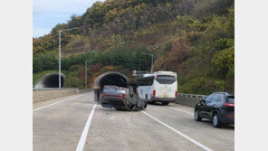 연료 없어 고속도로서 멈춘 승용차…뒤따르던 차량 ‘전복’