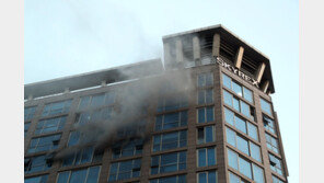 종로 스카이렉스 화재로 4명 부상…출근길 광화문 교통 마비