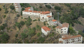 스페인 빨간지붕 마을 ‘3억 5600만원’에 통째로 팔린다