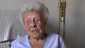 2차대전 당시 사산한 아기 무덤 70여년 만에 찾은 102세 참전용사 할머니
