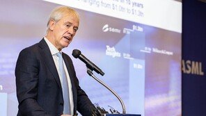 ASML 피터 베닝크 CEO, "반도체 시장 앞으로 10년 간 두 배 성장··· 한국에 2천400억 투자"