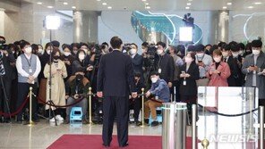 尹 “모든 기자와 소통하는 도어스테핑 만들자”…취재진 단상 설치