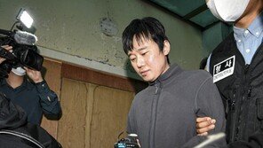 ‘신당역 살인’ 전주환, 법정서 현장 영상 재생하자 돌아앉아