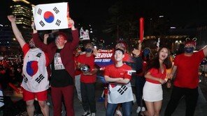 광화문광장 물들인 붉은 물결… 마스크 벗고 “대~한민국!”