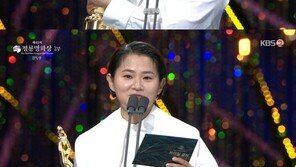 “박찬욱 픽” 김신영, 감독상 대리 수상…‘헤어질 결심’팀 환호