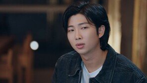 RM “가장 개인적인 이야기, 가장 보편적으로 푸는 게 가장 높은 경지”