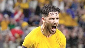 호주 쩌렁쩌렁 ‘사커루’ 포효… “공휴일을 달라” 