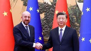 시진핑 “방역 더 완화할 수도”… 시위 단속은 강화 ‘당근과 채찍’ 