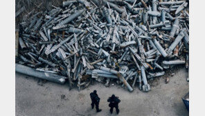 우크라 공터 가득 메운 러軍 미사일 잔해들