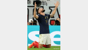 프랑스 지루, A매치 통산 52호골로 앙리 넘어