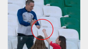 벤투와 ‘주먹인사’ 나눈 외국인 붉은악마 정체는?