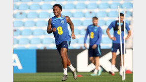 잉글랜드 공격수, 자택 강도침입에 귀국…감독 “축구보다 가족이 먼저”