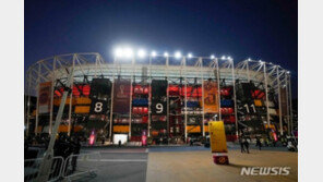 16강 결전지는 컨테이너 974개로 만든 임시구장…에어컨 없어