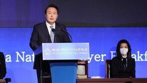 尹 “법과 원칙 서는 나라…어려운 길 마다 않고 가겠다”