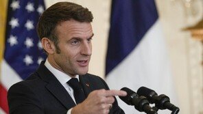 마크롱 “러시아 안보보장, 우크라 평화 협상 핵심” 주장…우크라 반발