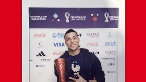 맥주 회사 로고 안 보이도록…음바페가 트로피를 돌린 이유