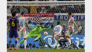 사상 첫 8강 노린 日, 승부차기에 울었다…접전 끝 크로아티아에 패