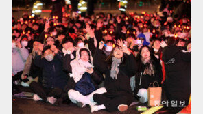 “밤 새고 8강 가자!”…영하 3도 칼바람에도 뜨거운 광화문광장[청계천 옆 사진관]