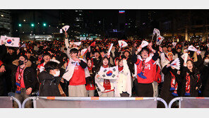 영하3도 추위에도 “대~한민국”…광화문 2만여명 거리응원