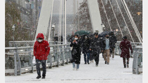 “춥고 미끄러워요”…추위에 눈발까지 날리는 ‘출근길’