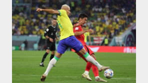 아쉬운 PK 선언…BBC “정우영은 단지 공을 걷어찼을 뿐”