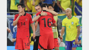 종료 휘슬 울리자 굳어버린 선수들…벤투 감독, 한 명씩 안아줬다