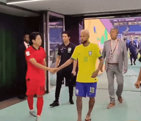 이강인, 네이마르와 유니폼 교환한 뒤 ‘윙크’ 날렸다 (영상)